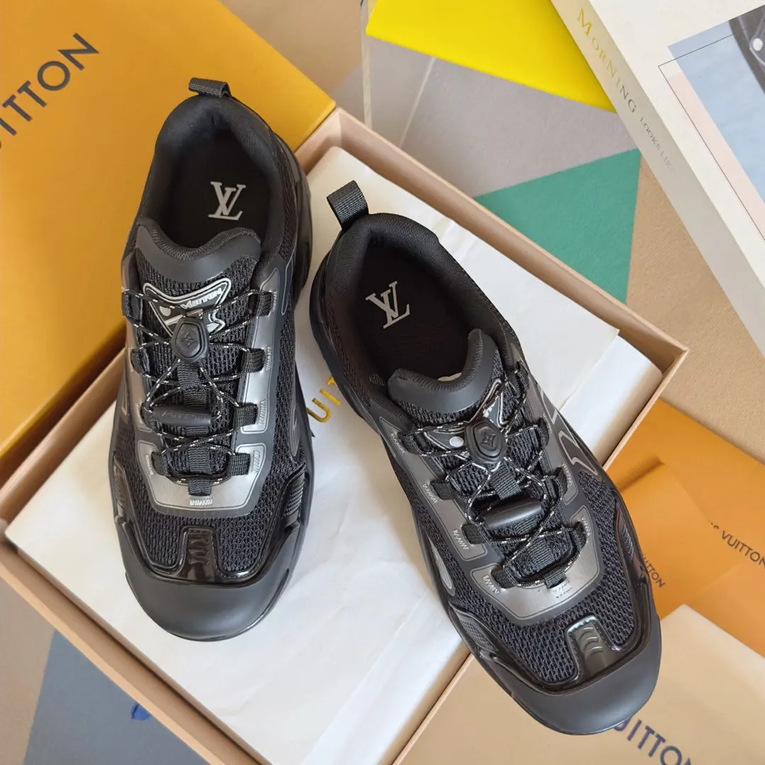 Factory p760 Top version: LV Louis Vuitton L Jialu brand Runner Tatic series thick-soled casual sports shoes running shoes Original purchase development and production This LV Runner Tatic sports shoe combines technical materials such as mesh fabric and ribbons to interpret the inspiration of traditional mountaineering shoes. LV letters are written on one side, the lariat buckle of the quick lacing system is embellished with Monogram flowers and Louis Vuitton logos, and the light and wear-resistant rubber outsole completes the whole package. The delivery counter is exquisitely packaged🛍📦 ▪️Fabrics: Original imported custom technical fabric + mesh ▪️Inner lining: Original customized breathable mesh ▪️Sole: Original open-molded anti-slip rubber combination material ▪️Sole thickness: 4CM ▪️Size: Men's 39-45